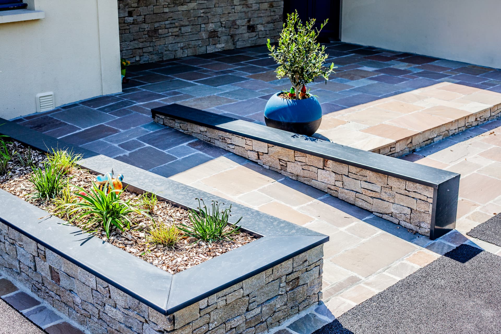 Terrasse dallage multiformat en grès