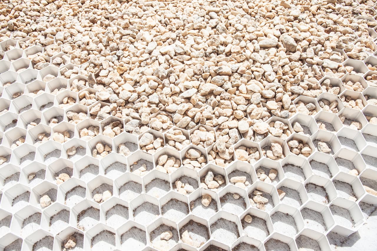 Gravillons beige sur alvéoles