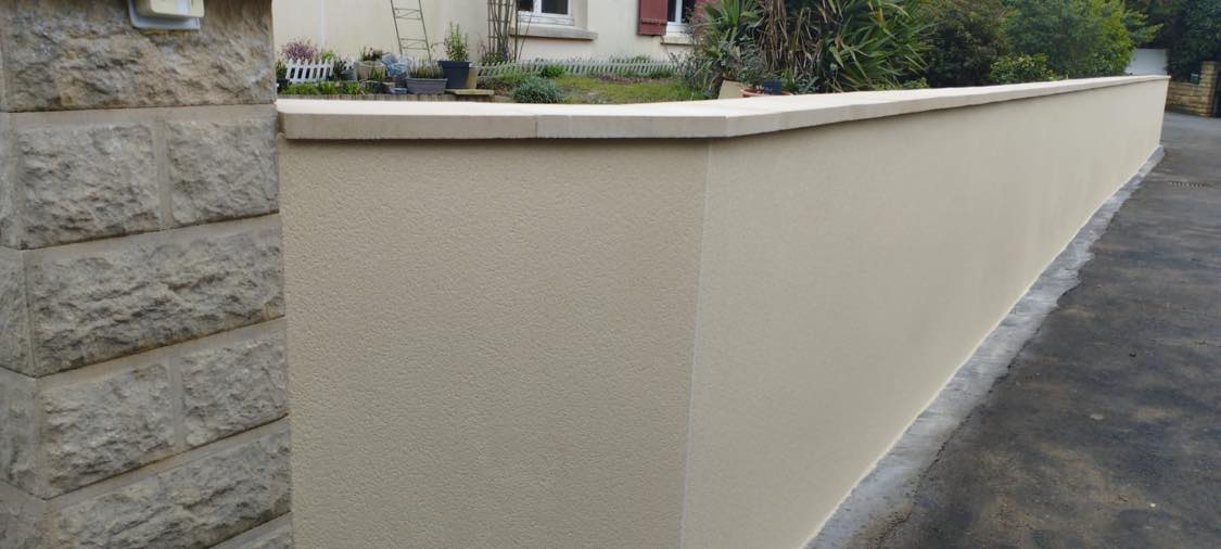 Muret enduit et chapeau béton