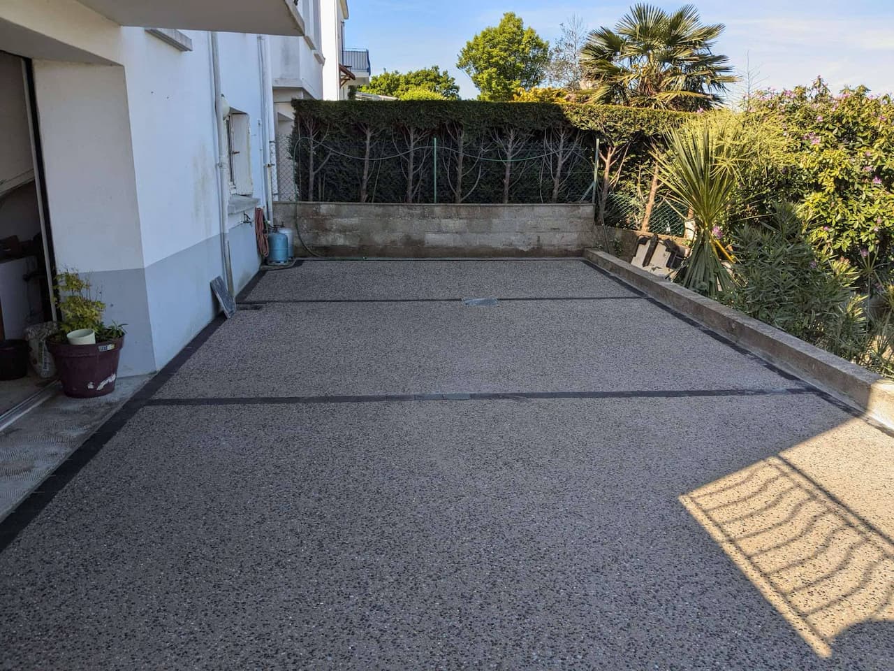 Parking en béton désactivé et chainettes pavés