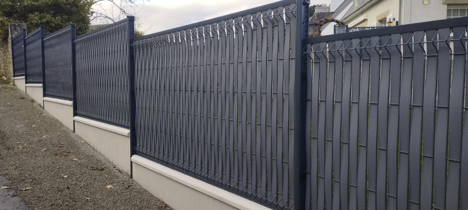 Clôture grillagée avec occultants PVC
