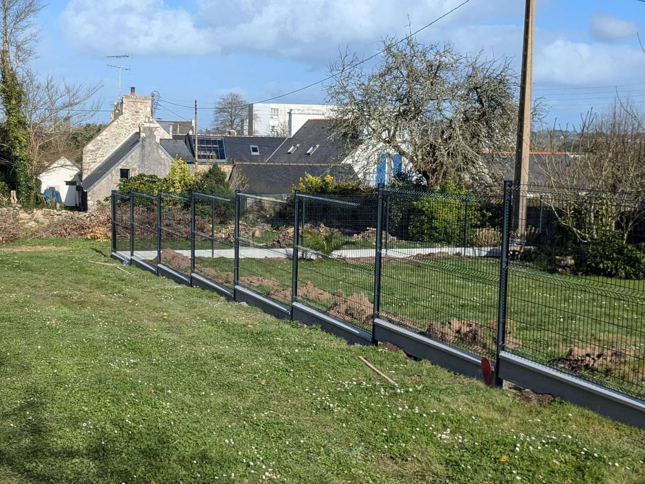 Clôture grillagée avec soubassement béton