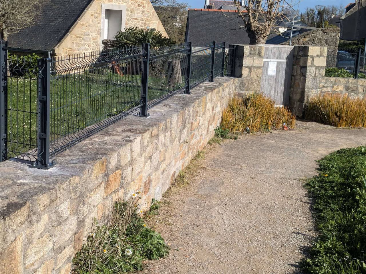 Clôture grillagée sur muret pierre