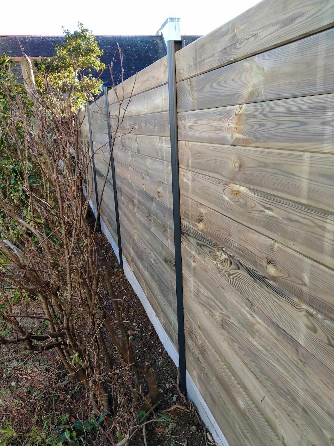 Panneaux en lames bois et poteaux aluminium